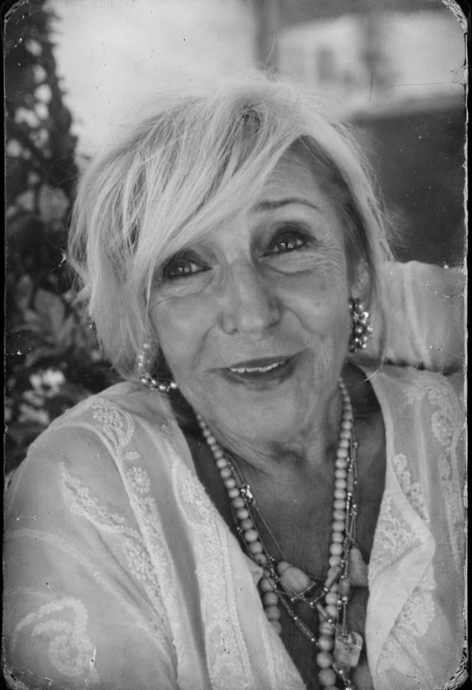 Retrato en blanco y negro de Kary sonriendo