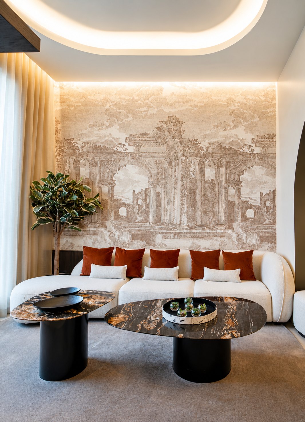 Salón con mesas de mármol y mural de ruinas
