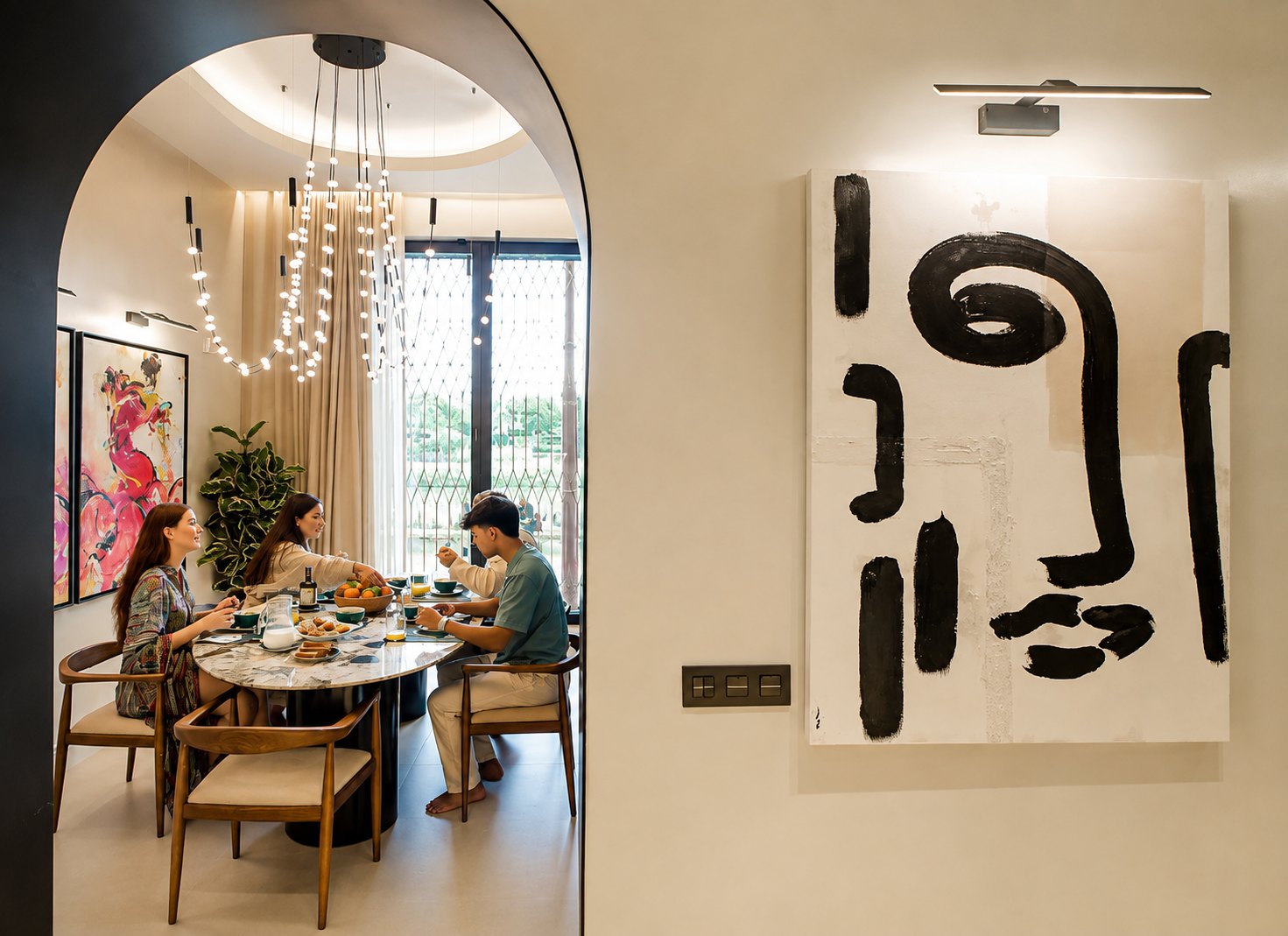 Desayuno en el comedor de CasaKary bajo la lámpara de cristal